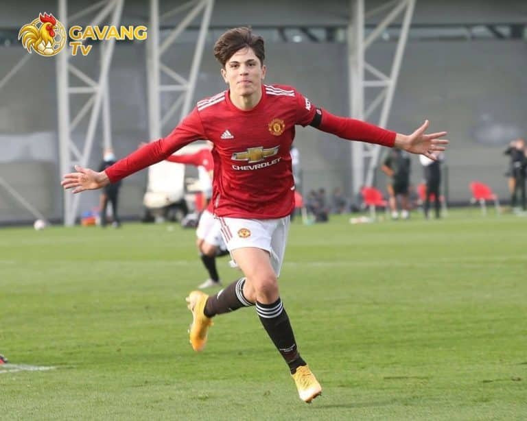 Alejandro Garnacho tự tin ăn mừng bàn thắng mang dáng dấp của thần tượng Ronaldo, khẳng định khát khao kế thừa chiếc áo số 7 huyền thoại tại sân Old Trafford.